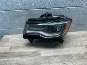 P68111001af Jeep Grand Cherokee Oem 14-19 Front Left Driver Side Headlight Xenon Lamp